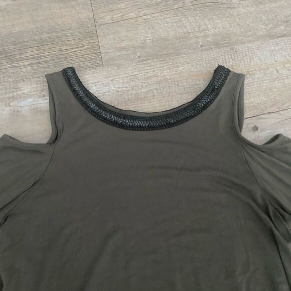 Sunnyside Green Cutout Shoulder Tops w/ embroidered collar - Picture 3 of 5